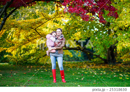 mother and her little daughter at beautiful autumn 25318630