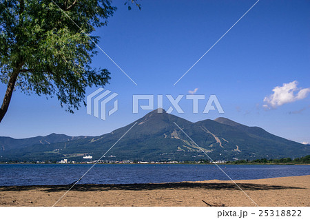 磐梯山と猪苗代湖の写真素材 2531