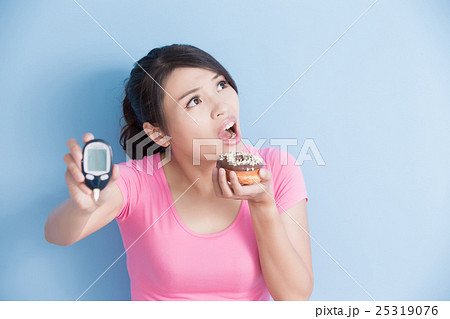 woman holding  blood glucose meter 25319076
