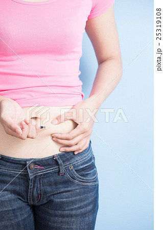 Woman inject to belly 25319108