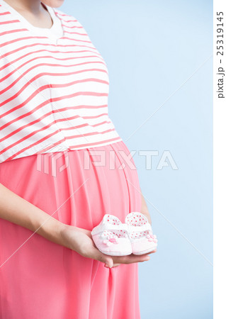 pregnant woman take shoes 25319145