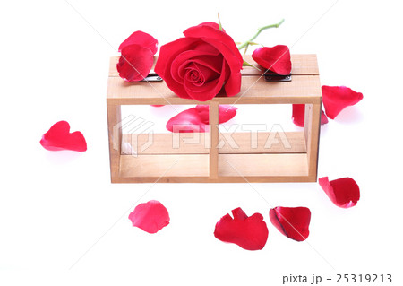 wood shelf decorated with red rose flowers wood shelf decorated with red rose flowers 25319213