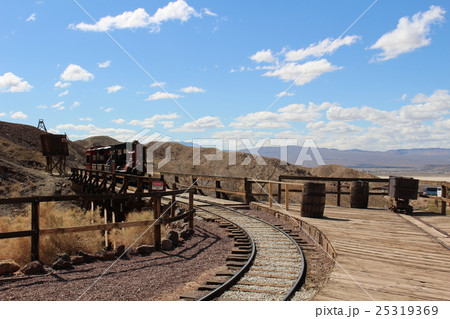廃坑跡のゴーストタウンを走る蒸気機関車 アメリカ 廃坑跡のゴーストタウンを走る蒸気機関車 アメリカ 25319369