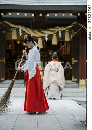 境内を掃除する巫女 25321566