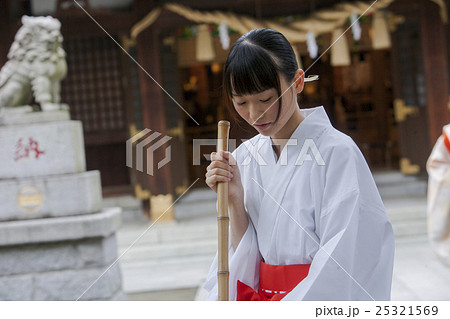 境内を掃除する巫女 境内を掃除する巫女 25321569