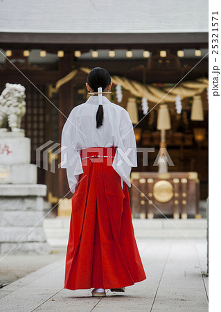 境内を歩く巫女の後ろ姿の写真素材