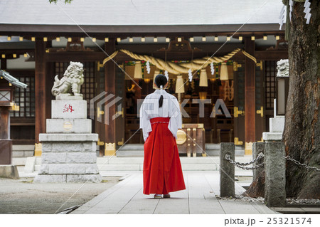 境内をあるく巫女の後ろ姿 25321574