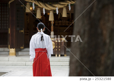 境内を歩く巫女の後ろ姿 25321580