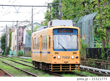 2016/10/04　都電荒川線　荒川一中前　7000形　7022号 25321775