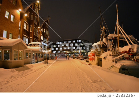 雪深い港の歩道　北極圏の街トロムソ　北欧・ノルウェー 25322267