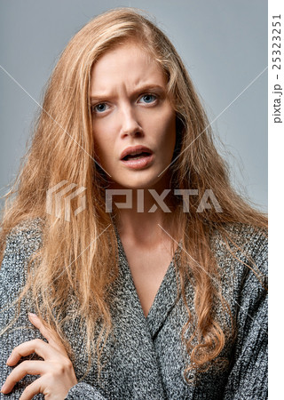 Closeup of angry woman on gray background 25323251