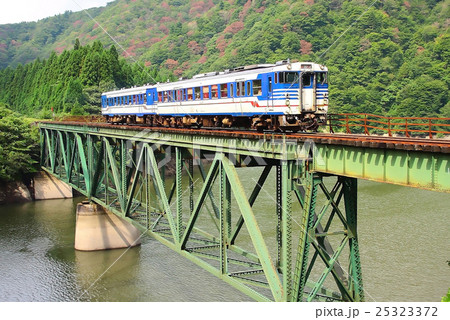 鉄橋を渡る米坂線キハ47とキハ52 鉄橋を渡る米坂線キハ47とキハ52 25323372