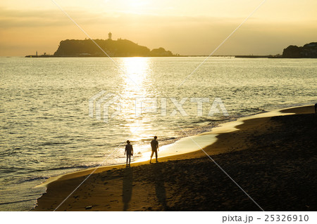 海辺の人物・江の島 25326910