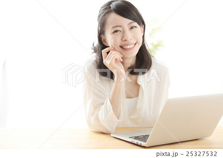 パソコン・若い女性 25327532