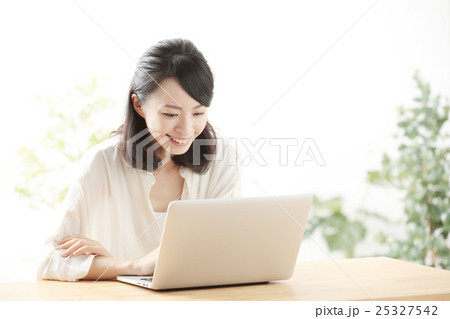 パソコン・若い女性 パソコン・若い女性 25327542