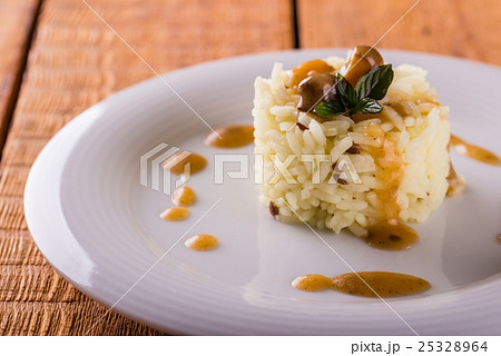 Curry rise with sesame and mushroom sauce Curry rise with sesame and mushroom sauce 25328964