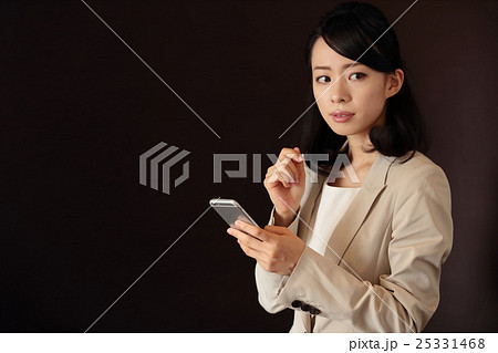 スマートフォン・ビジネスウーマン 25331468