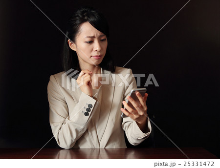 スマートフォン・ビジネスウーマン 25331472