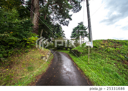 秋の真田氏館跡の搦手門跡の風景 25331686