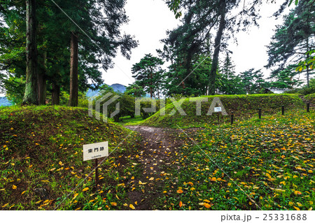 秋の真田氏館跡の東門跡の風景 25331688