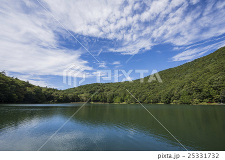秋晴れの四尾連湖 25331732