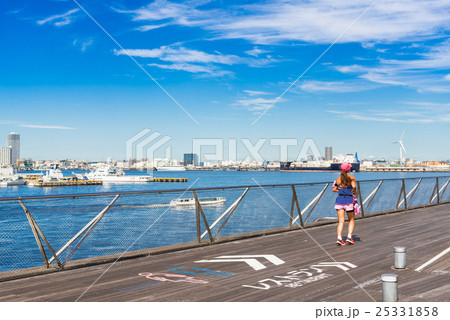 横浜　大桟橋とランナー 25331858