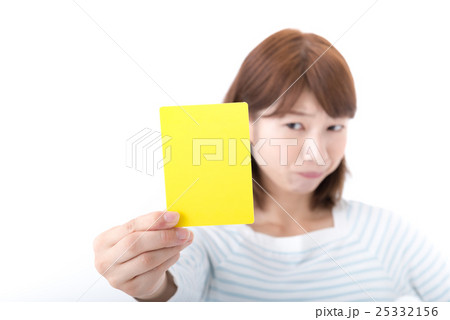 若い女性、イエローカード 25332156