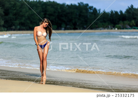 Sexy girl posing at tropical beach Sexy girl posing at tropical beach 25332175