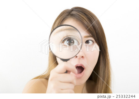 ネガティブ　ビューティー　イメージ　汎用　虫眼鏡　驚く　ビックリ　ショック　唖然　発見　カメラ目線 25332244