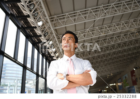 腕組みして考えるビジネスマン シニア男性 ビジネスマン 腕組みして考えるビジネスマン シニア男性 ビジネスマン 25332288