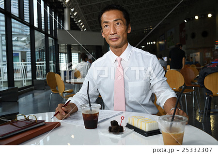 ランチタイム会議 打ち合わせ サラリーマン ミーティング風景 シニア男性 ビジネスマン 男性 営業 の写真素材