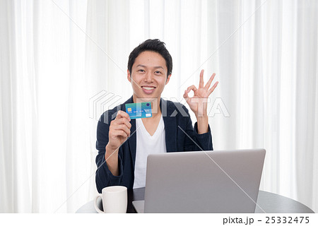 若い男性、クレジットカード 25332475