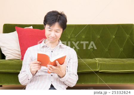 読書をする男性 25332624