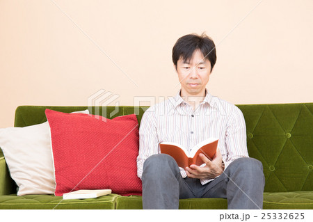 読書をする男性 25332625