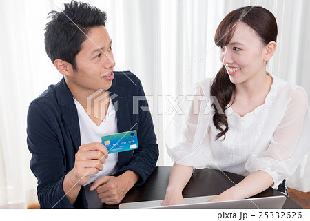 若い男女、クレジットカード 25332626