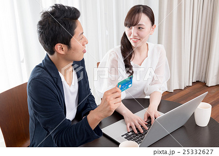 若い男女、クレジットカード 25332627