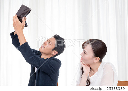 若い男女、財布 25333389