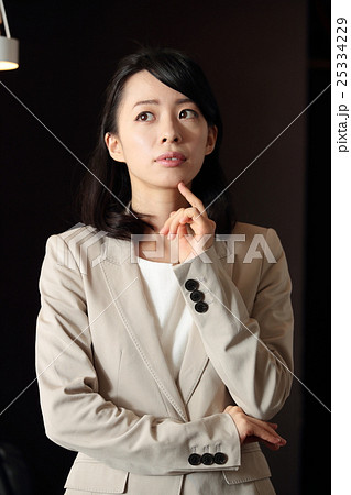 悩むビジネスウーマン 悩むビジネスウーマン 25334229