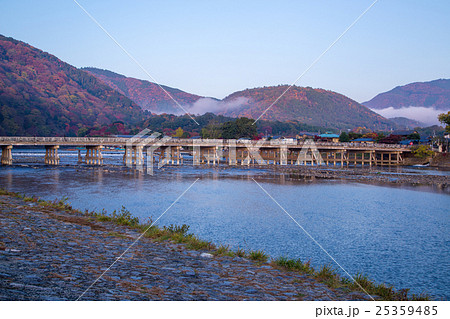京都嵐山・紅葉と渡月橋の夜明け 京都嵐山・紅葉と渡月橋の夜明け 25359485