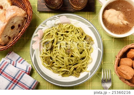 Spaghetti with clams and pesto Spaghetti with clams and pesto 25360216