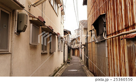 京都の路地裏 住宅地の狭い道の写真素材