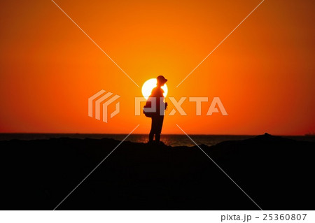 夕日を背にした人 25360807
