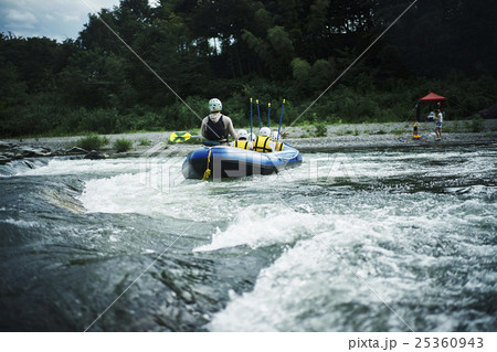 ラフティングを楽しむ男女 25360943