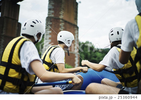 ラフティングを楽しむ男女 ラフティングを楽しむ男女 25360944