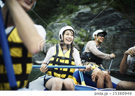ラフティングを楽しむ女性 25360949