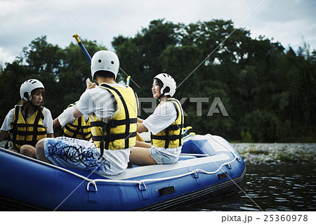 ラフィティングを楽しむ男女 25360978