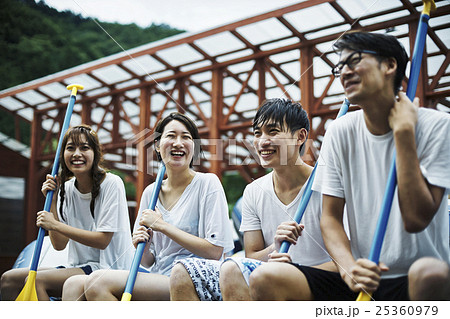 ラフティングを楽しむ男女 ラフティングを楽しむ男女 25360979