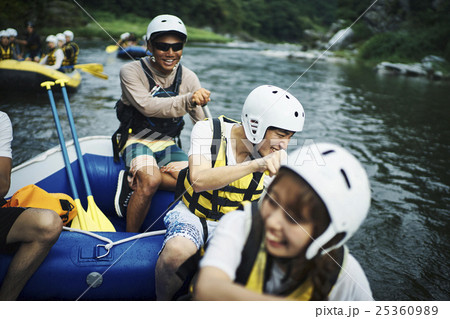 ラフィティングを楽しむ男女 25360989