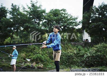 フライフィッシングを楽しむ男性 25361033