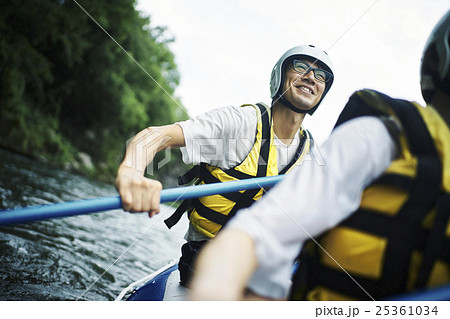 ラフティングを楽しむ男女 25361034
